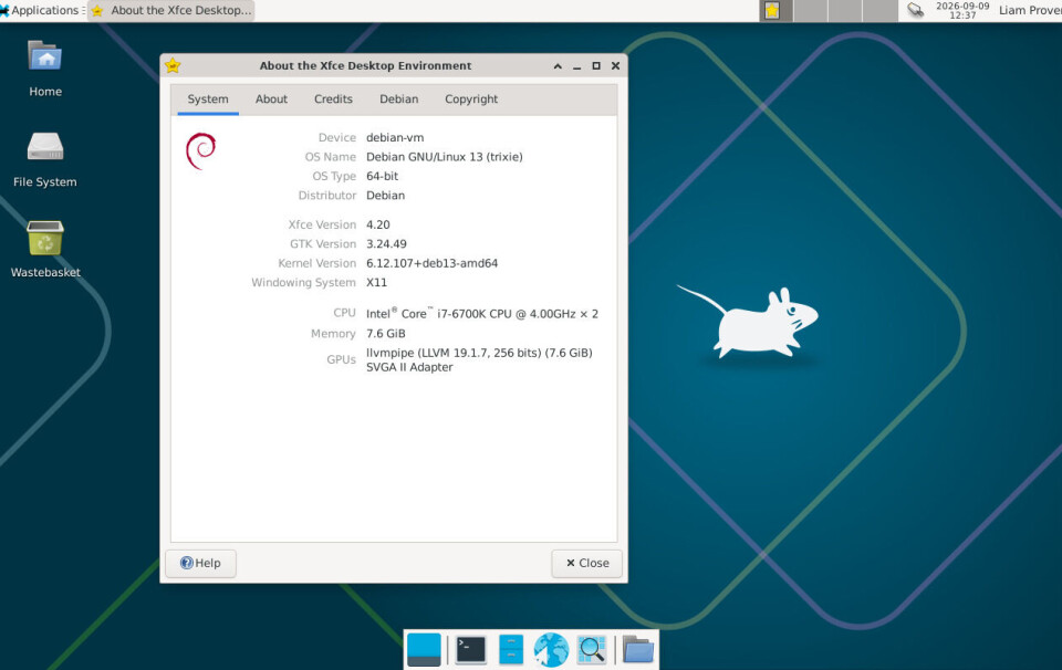 Giao diện Xfce mặc định trên Debian với thanh panel kiểu Windows ở trên và dock giống macOS ở dưới