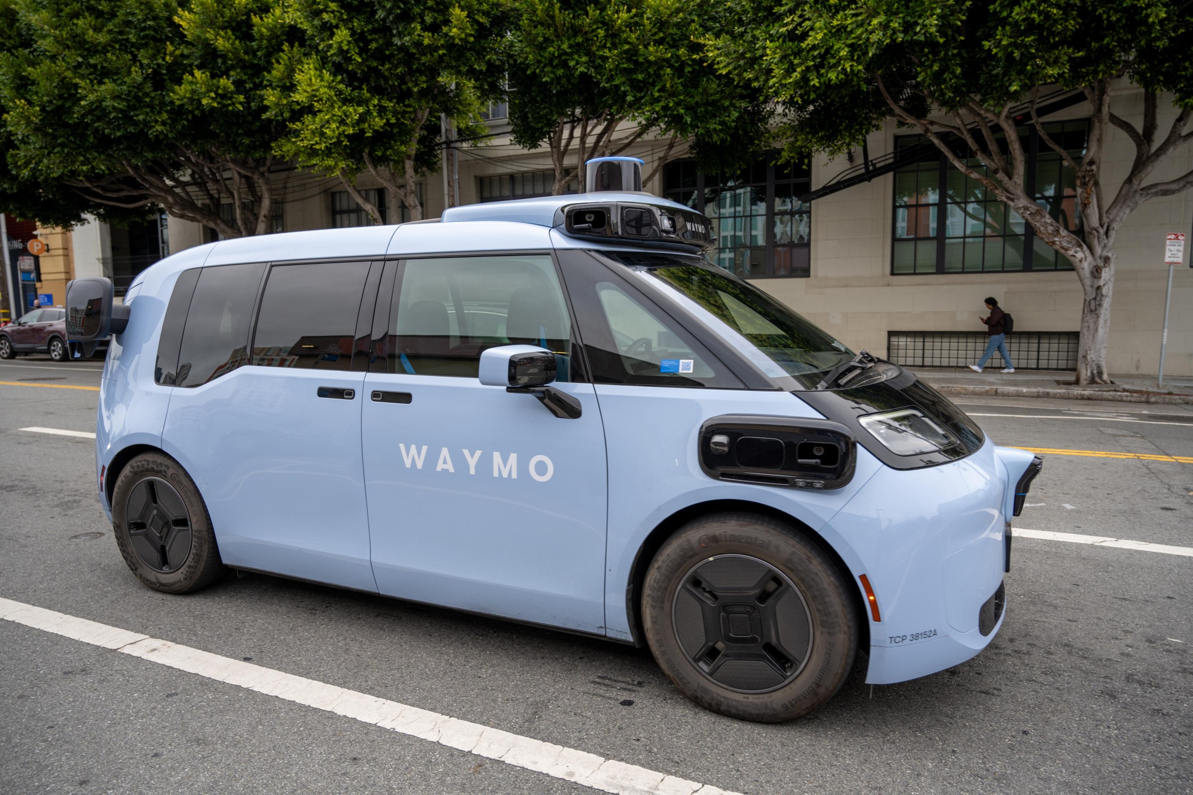 So sánh robotaxi Waymo và Tesla Cybercab