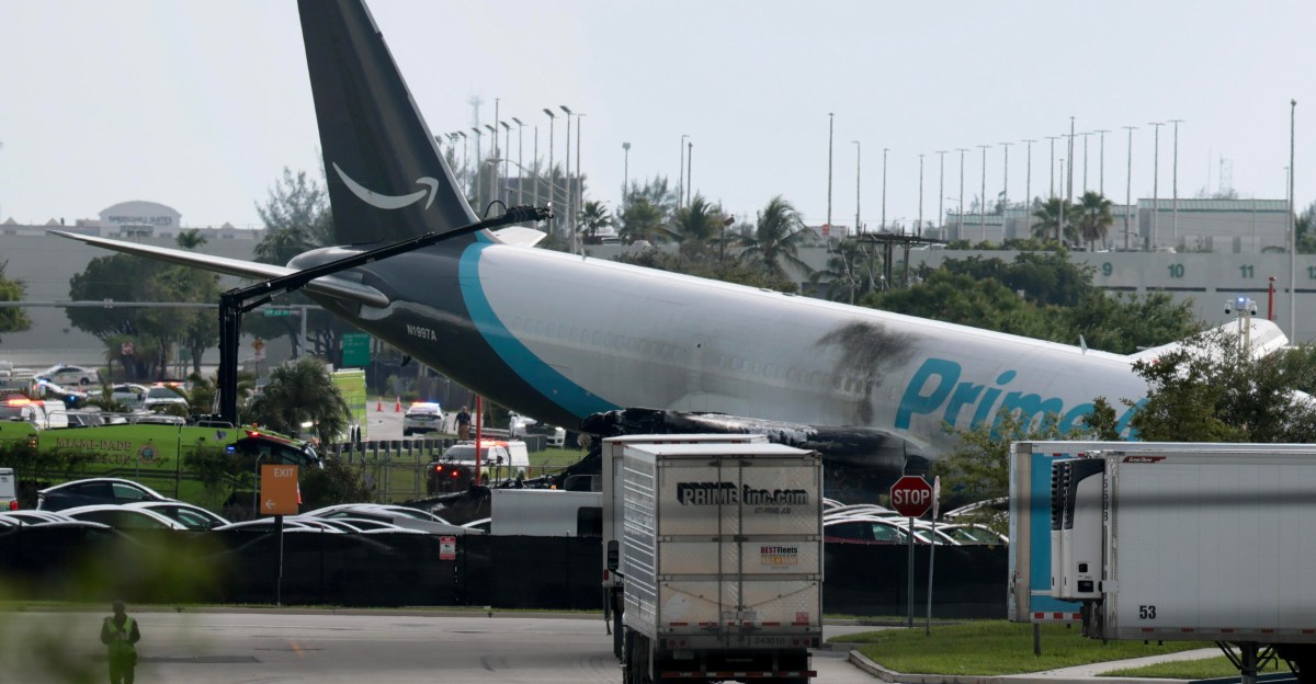 Máy bay chở hàng Amazon gặp nạn tại sân bay Quốc tế Miami