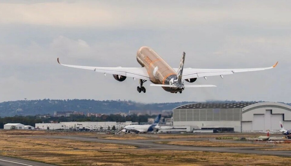 Máy bay vận tải Airbus A350F trong chuyến bay đầu tiên