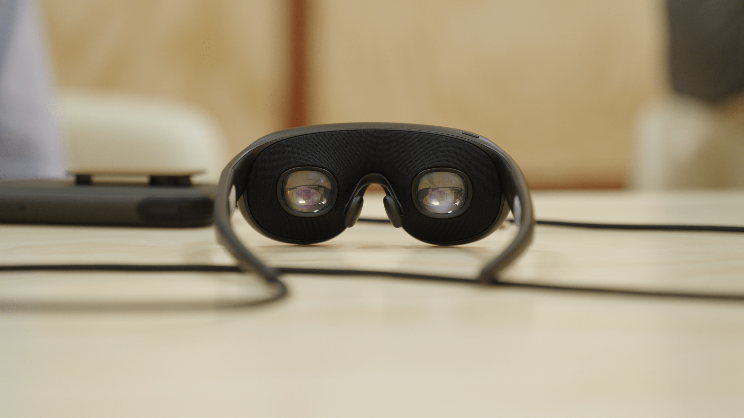 Viên pin tính toán (compute puck) đi kèm của Meta VR Glasses