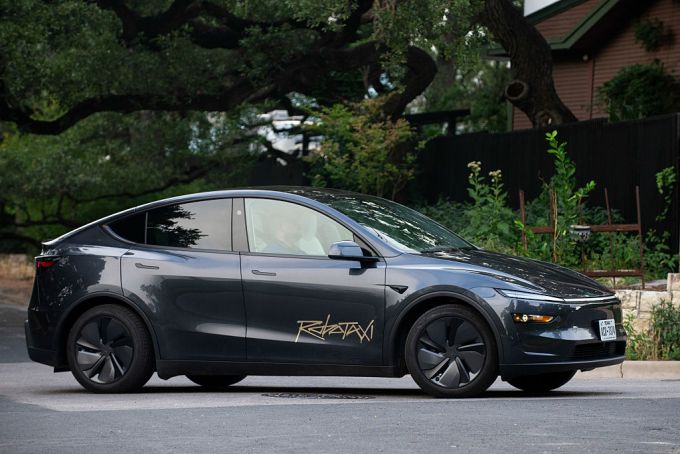 Tesla Cybercab được trưng bày tại một triển lãm ô tô ở Brussels, Bỉ