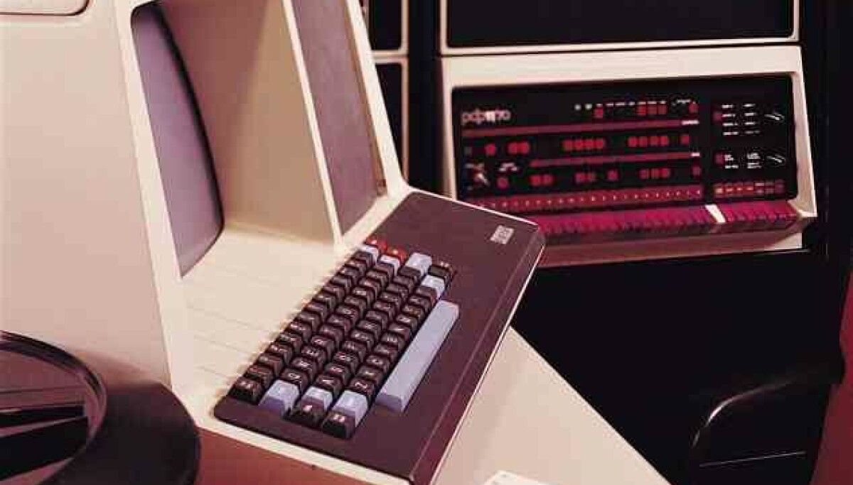 Chiếc máy tính PDP-11 từ thập niên 1980 vẫn chạy Unix và giờ bạn có thể theo dõi trực tiếp