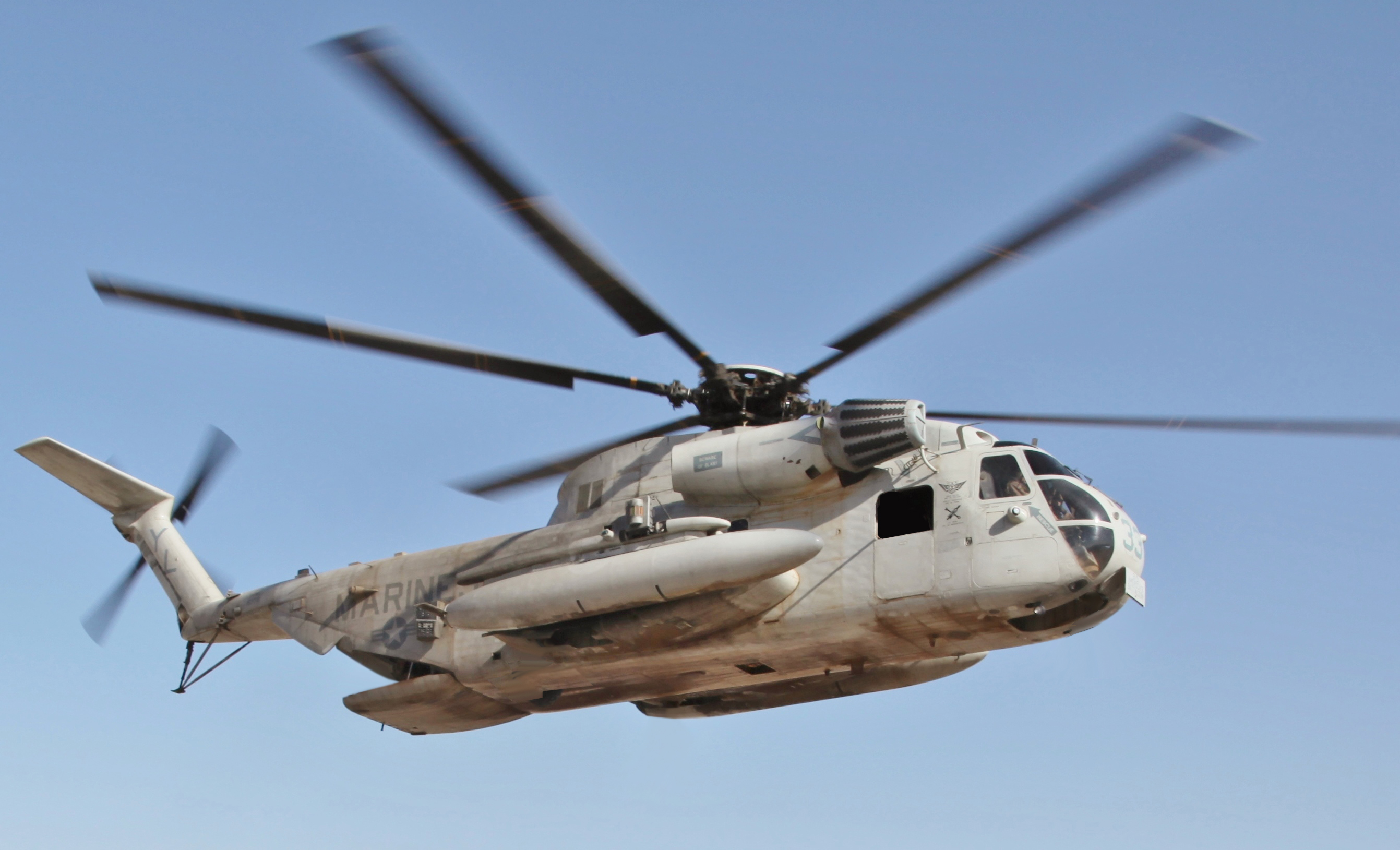 Trực thăng CH-53 dùng lưỡi cánh phóng xạ để phát hiện vết nứt