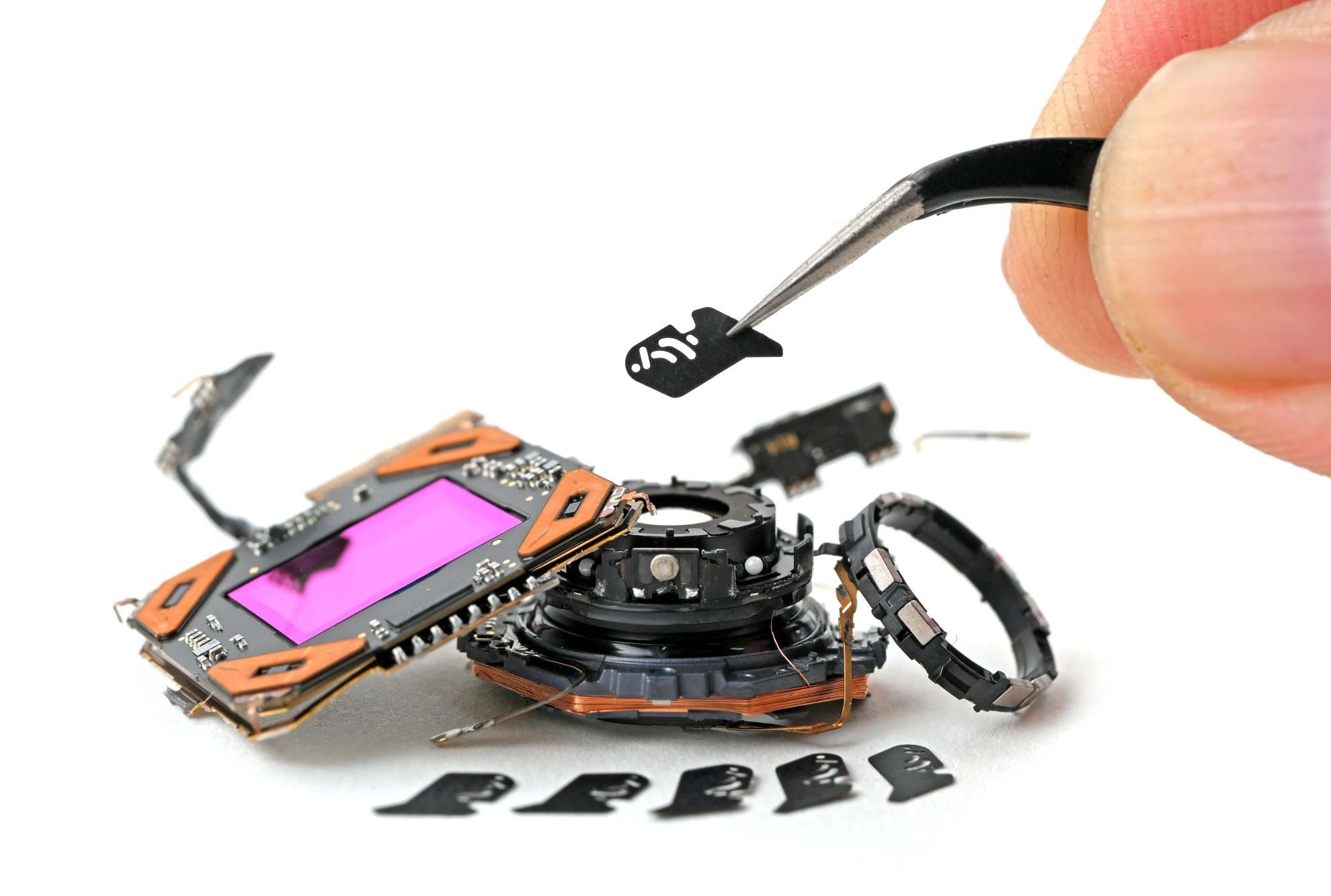 Cụm camera chính của iPhone 18 Pro qua kính hiển vi