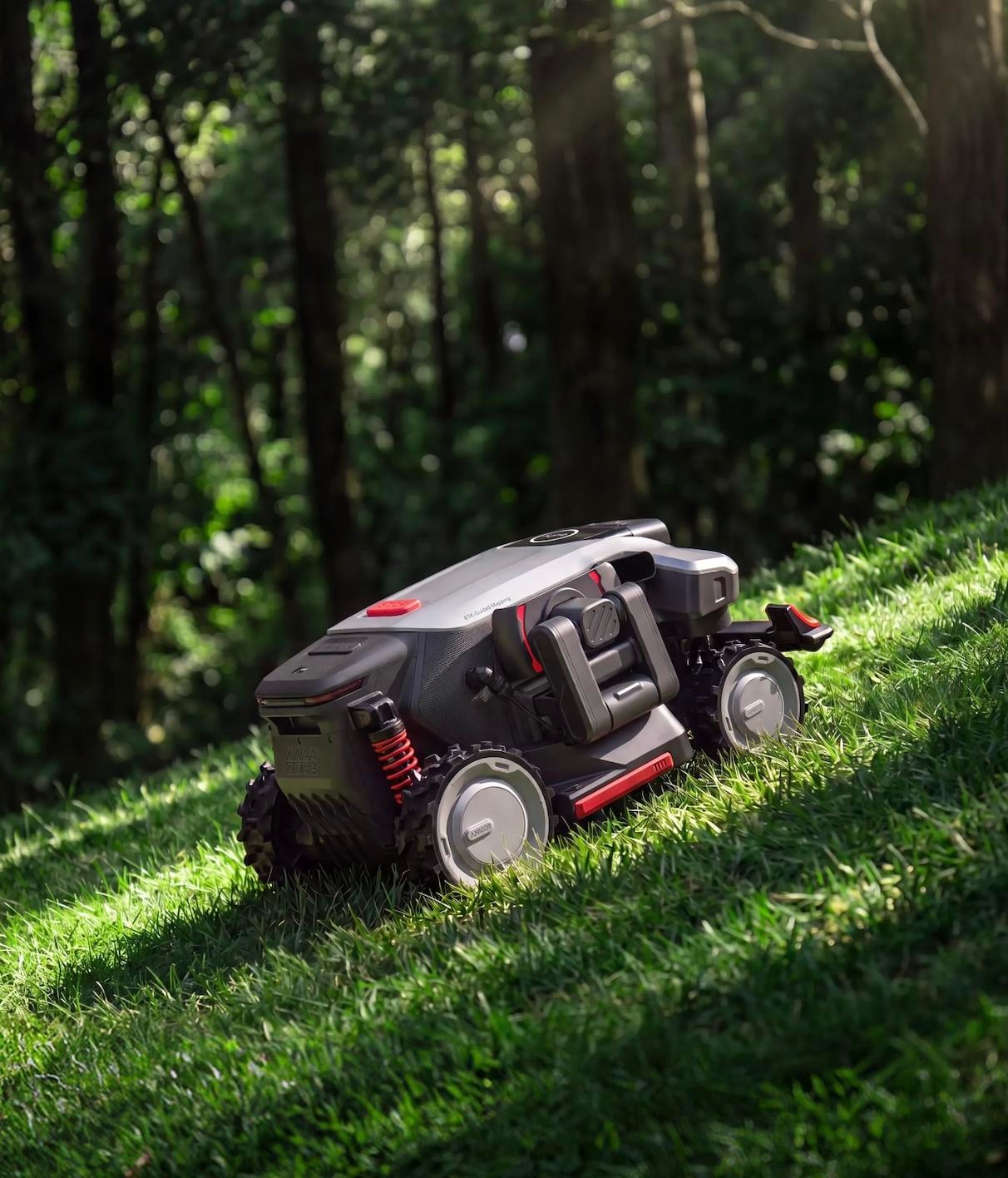 Mammotion Luba 4 AWD hoạt động trên bãi cỏ
