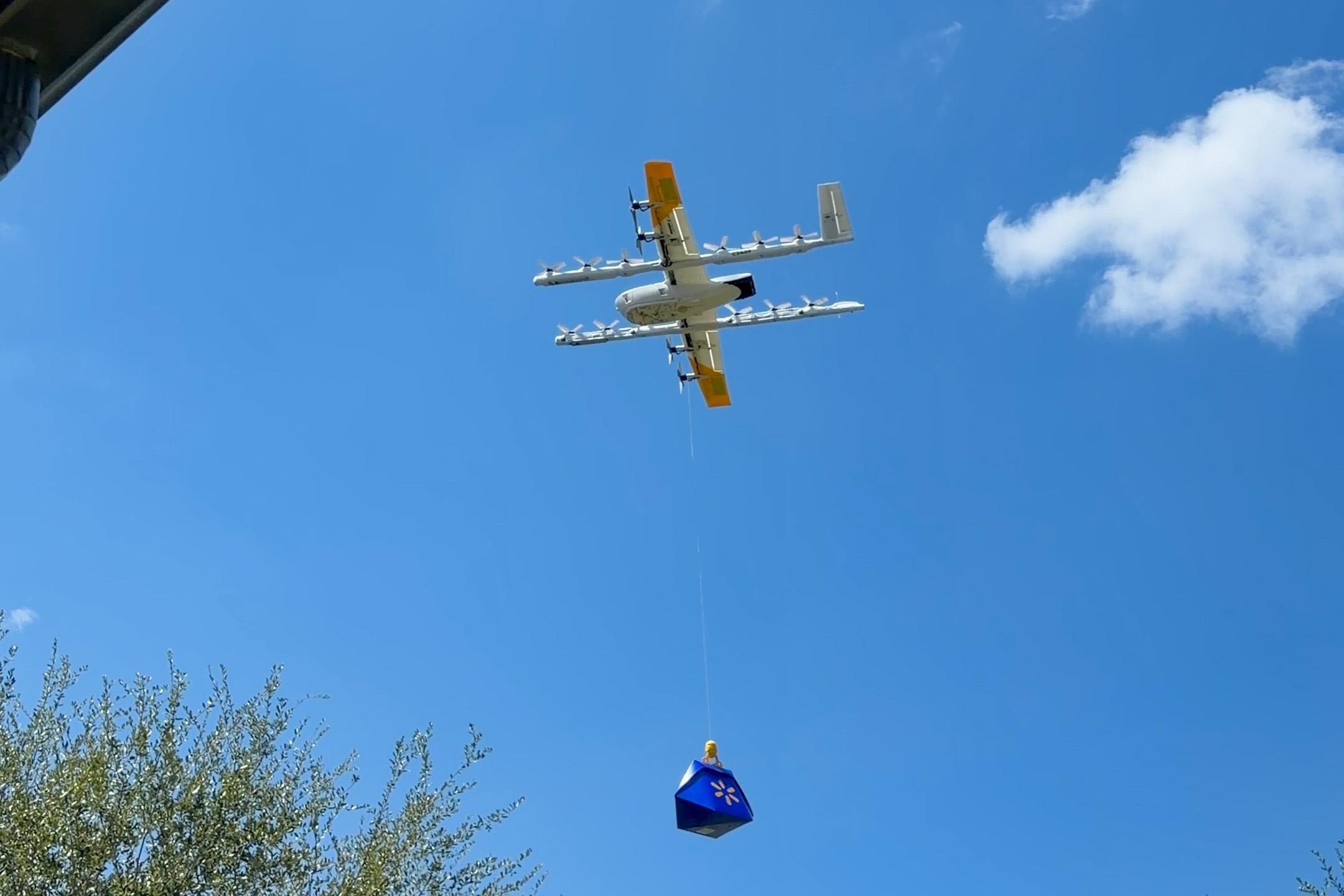 Một cảnh quay từ video drone thả hàng xuống sân