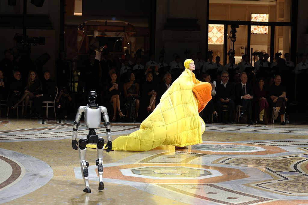 Vogue đưa robot lên sàn diễn tại Vogue World Milan và nhận về phản ứng trái chiều