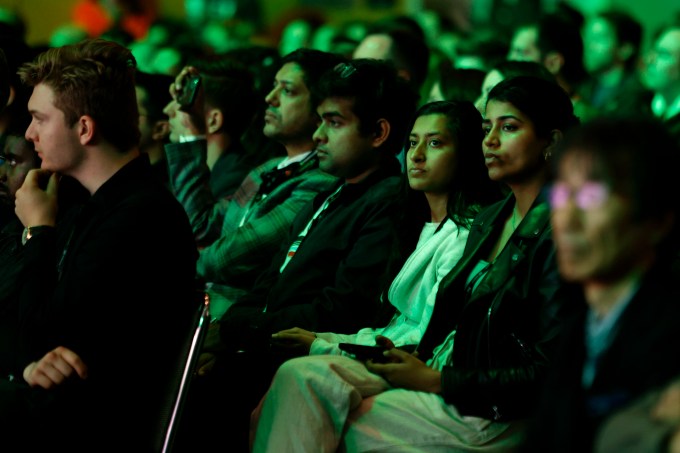 Hội trường TechCrunch Disrupt đông đảo người tham dự