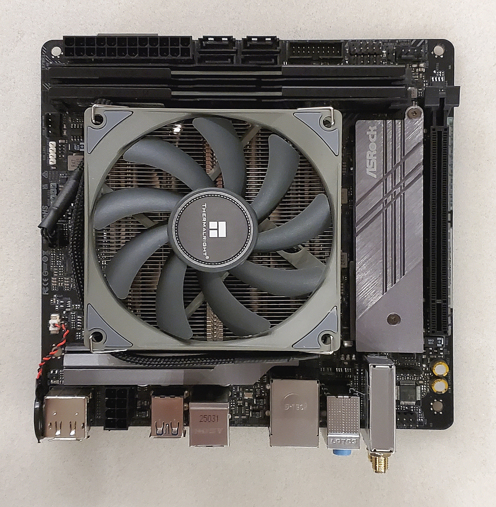 Bên trong PC FreeBSD với CPU và quạt tản nhiệt