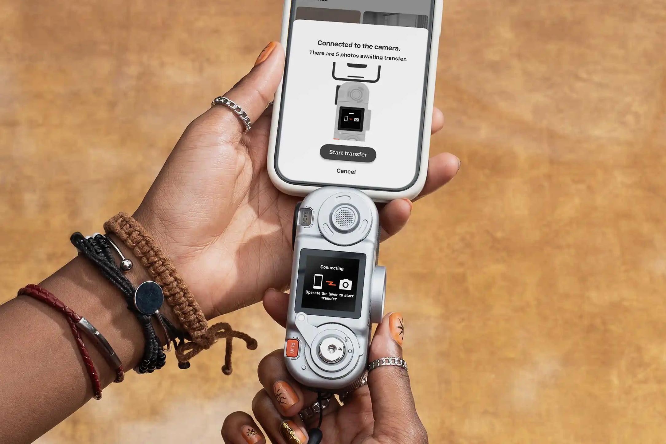Cổng USB-C dạng trượt trên Instax Pal 2