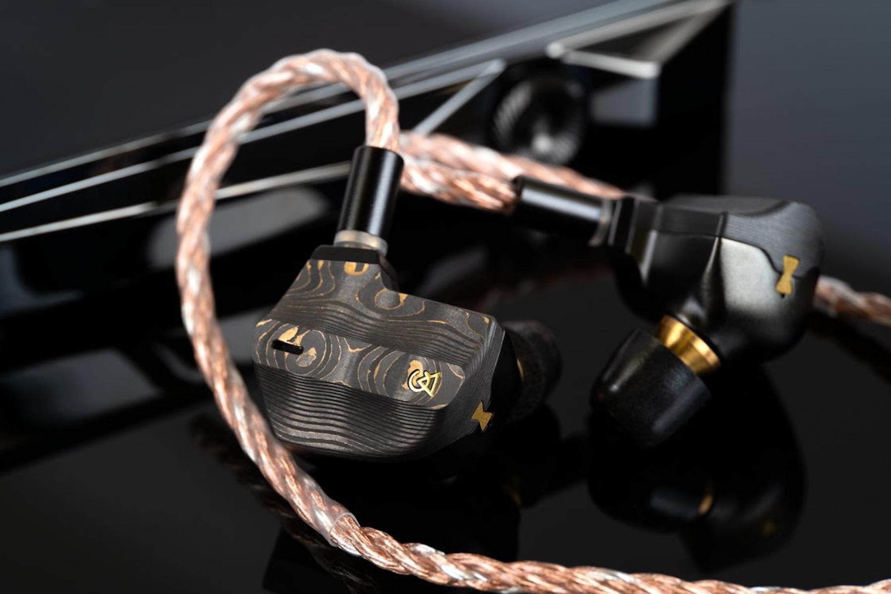 Tai nghe Campfire Audio Chimera với thiết kế carbon fiber độc đáo
