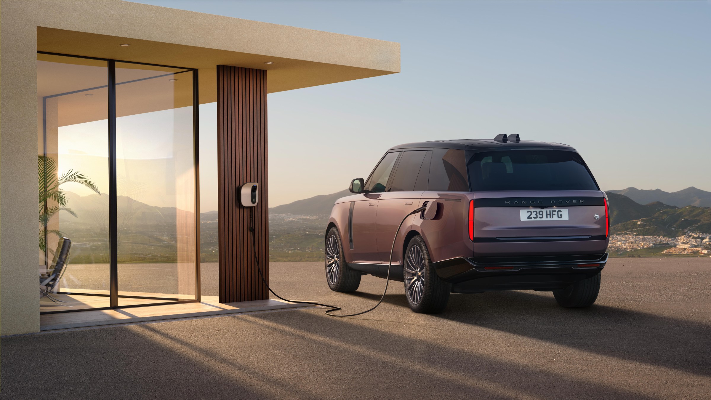 Range Rover Electric đang sạc điện