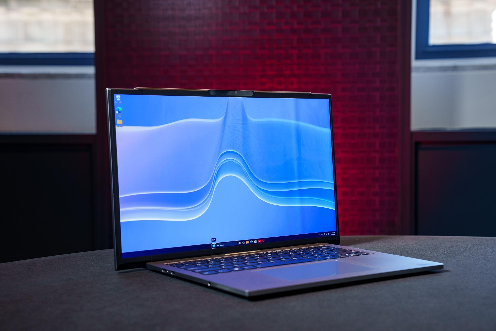 ThinkBook Project Swan ở trạng thái đóng gọn như laptop thông thường