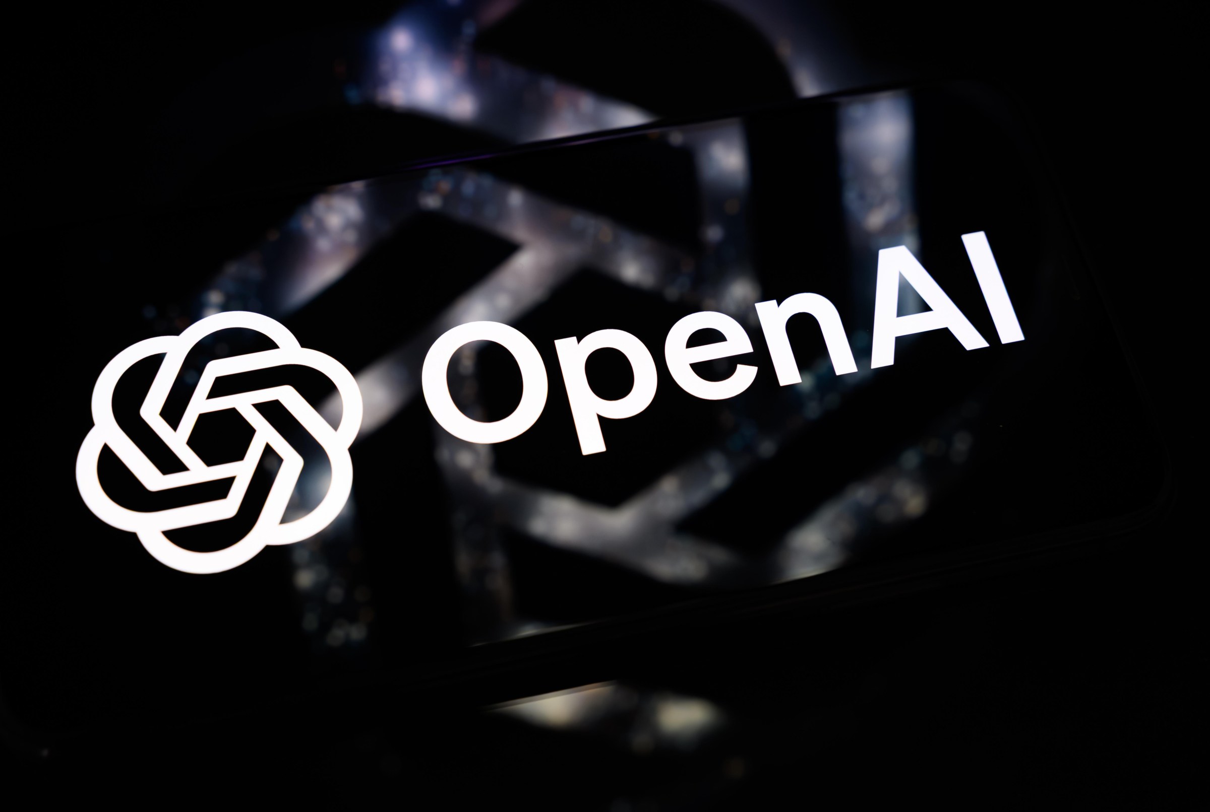 Logo OpenAI hiển thị trên màn hình điện thoại thông minh