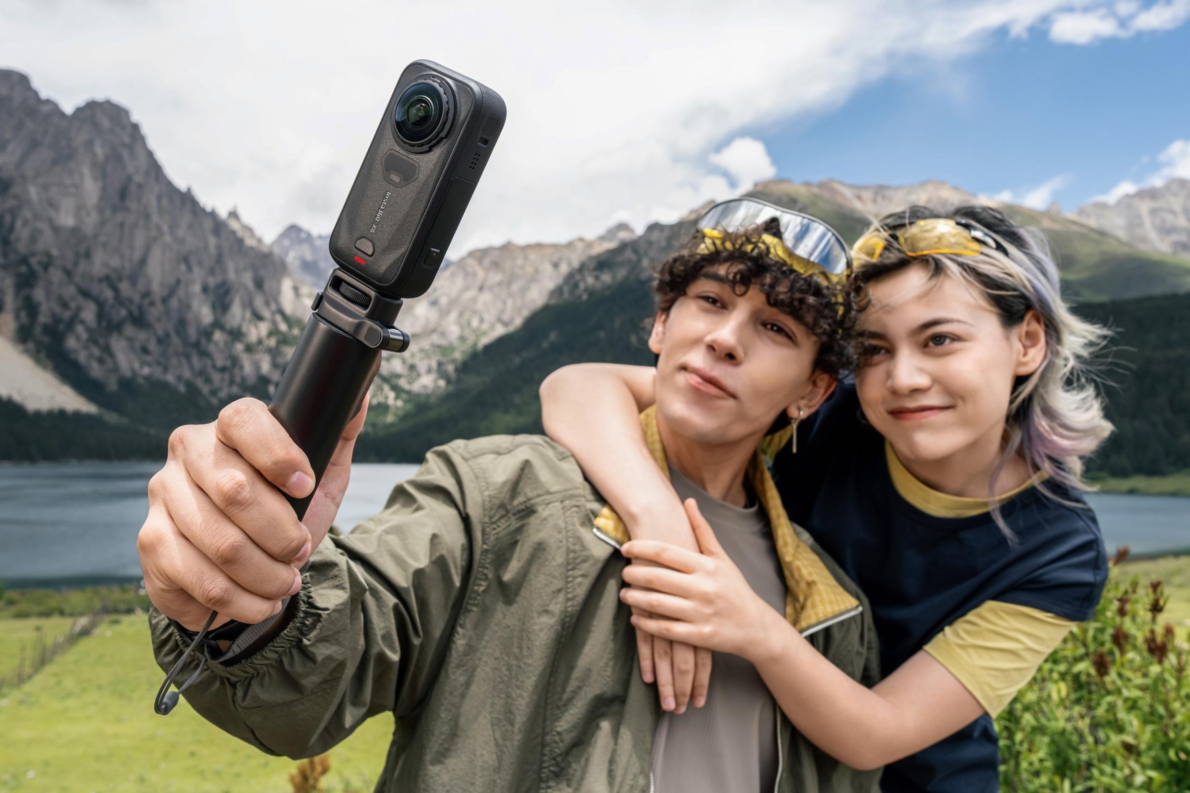 Camera Insta360 X6 gắn trên gậy selfie