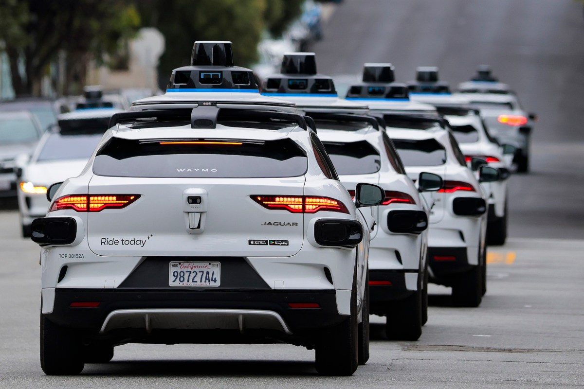 Waymo tấn công trực diện trước thềm Tesla ra mắt Cybercab