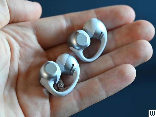 Shokz OpenDots 2 trong hộp sạc