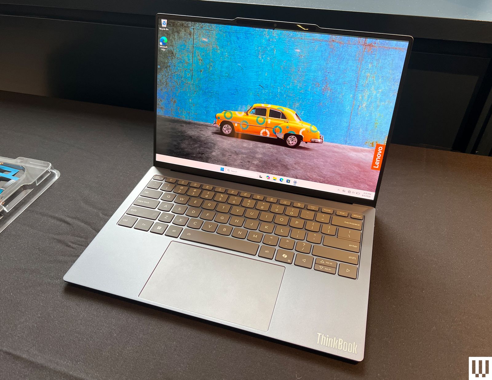 Toàn cảnh laptop concept Project AeroBlade của Lenovo