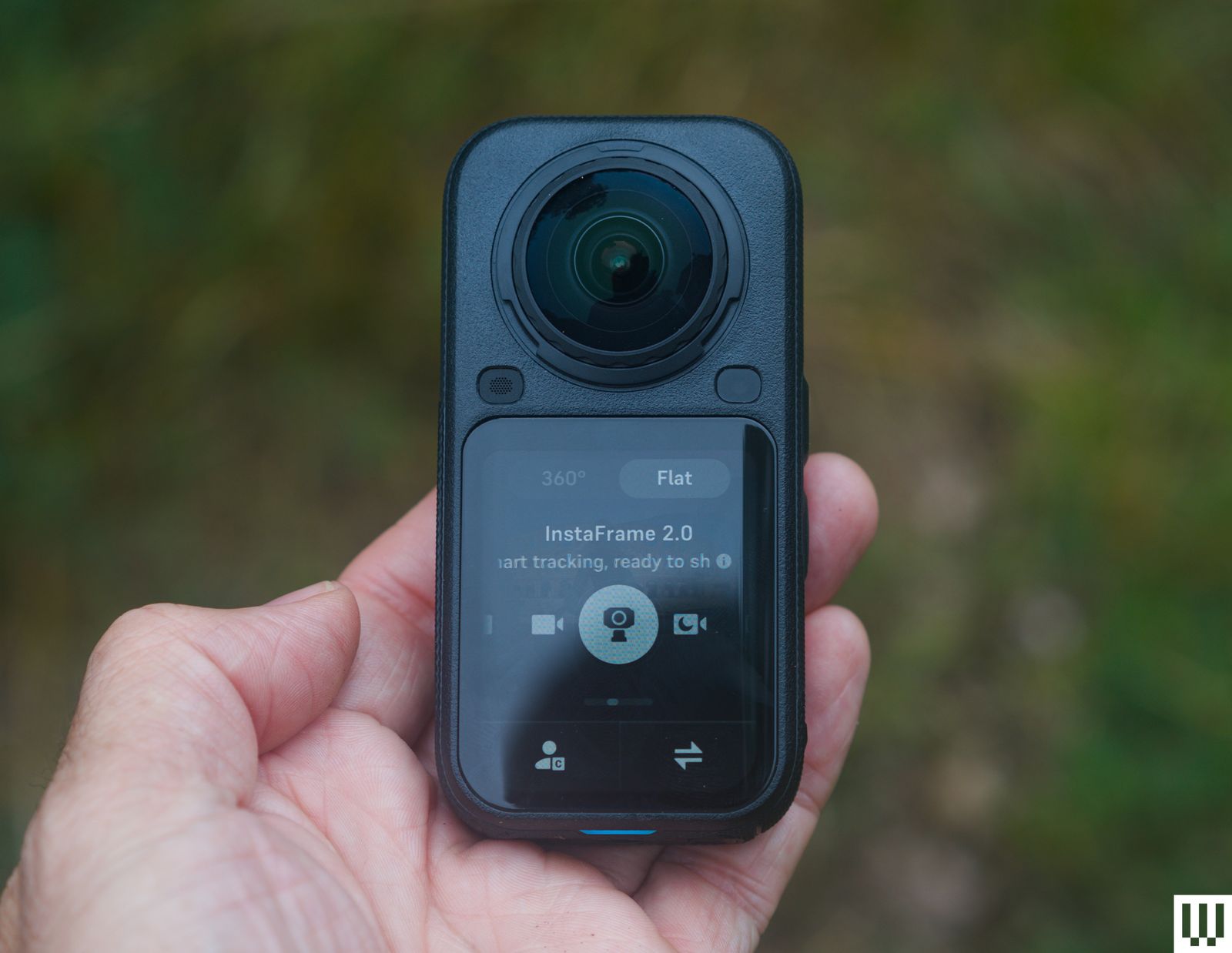 Insta360 X6 với thiết kế nhỏ gọn hai mặt ống kính