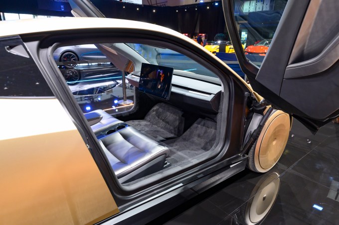 Nội thất bên trong Tesla Cybercab khi được trưng bày tại triển lãm