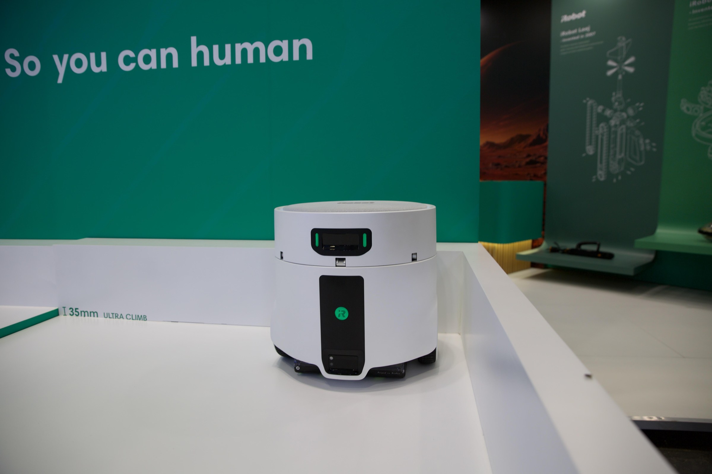 Một phần cơ chế lau sàn và hệ thống định vị của robot
