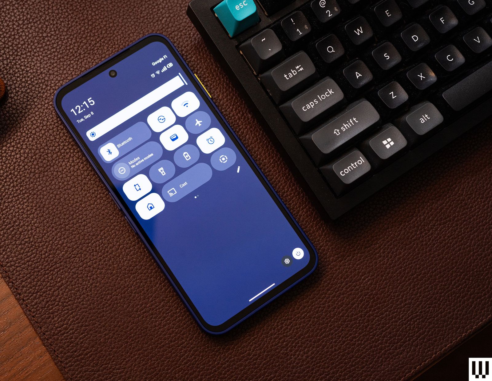 Fairphone Gen 6+ với thiết kế màu xanh cobalt và nút vàng đặc trưng