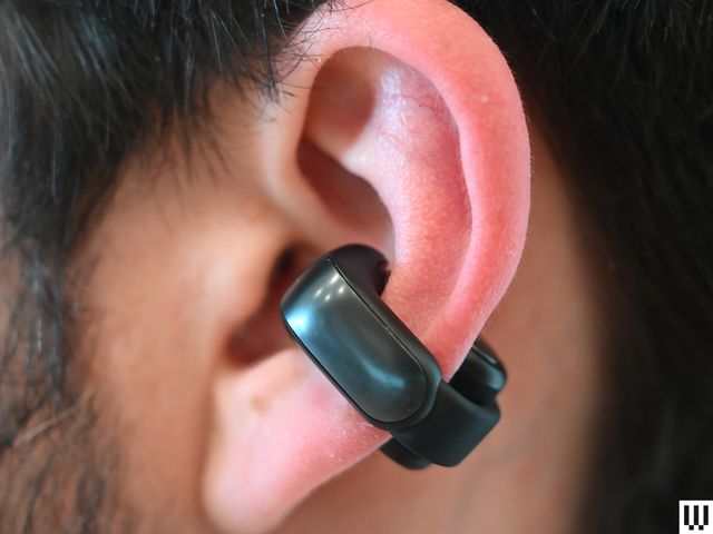 Tai nghe Bose Ultra Open Earbuds đeo trên tai