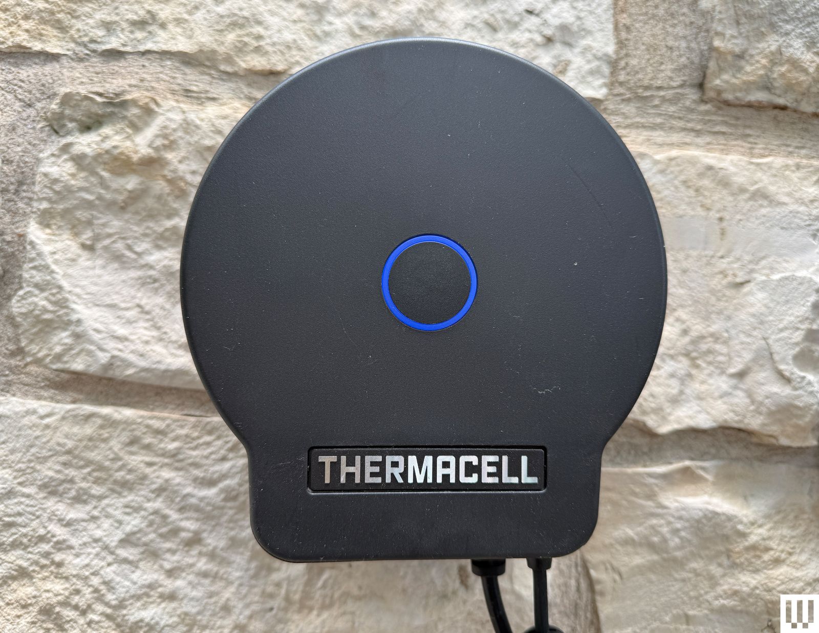 Hệ thống đuổi muỗi Thermacell LIV 2.0 được lắp đặt quanh sân vườn