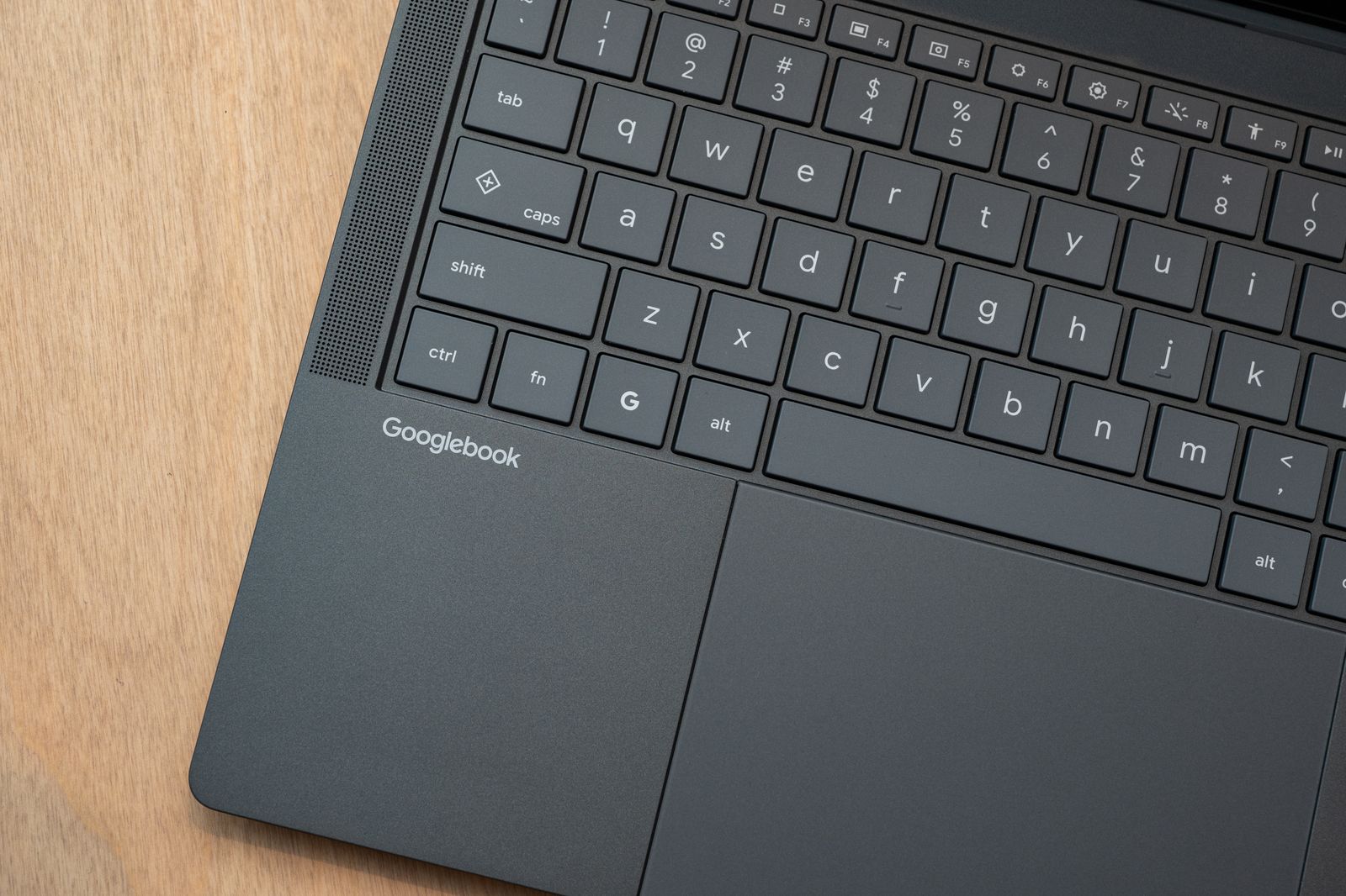 Laptop Googlebook mới với thanh Glowbar đặc trưng