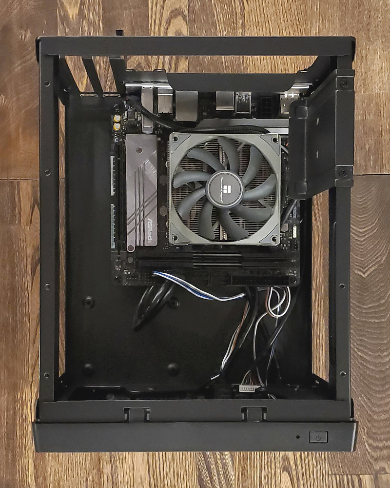 Card đồ họa được lắp vào bo mạch chủ bên trong case nhỏ gọn