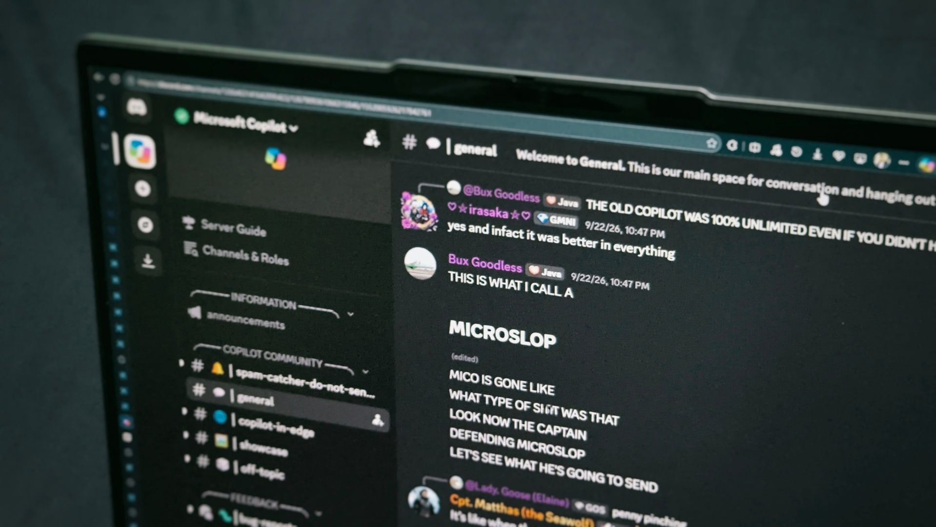 Microsoft từ bỏ lệnh cấm từ "Microslop" sau sáu tháng