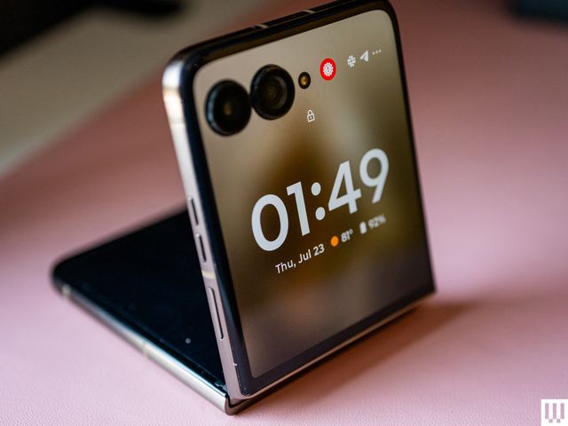Motorola Razr Ultra - chiếc điện thoại gập vỏ sò thời trang và mạnh mẽ nhất của Motorola