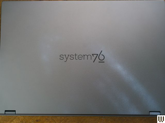 System76 Pangolin Pro với màn hình lớn và nhiều cổng kết nối