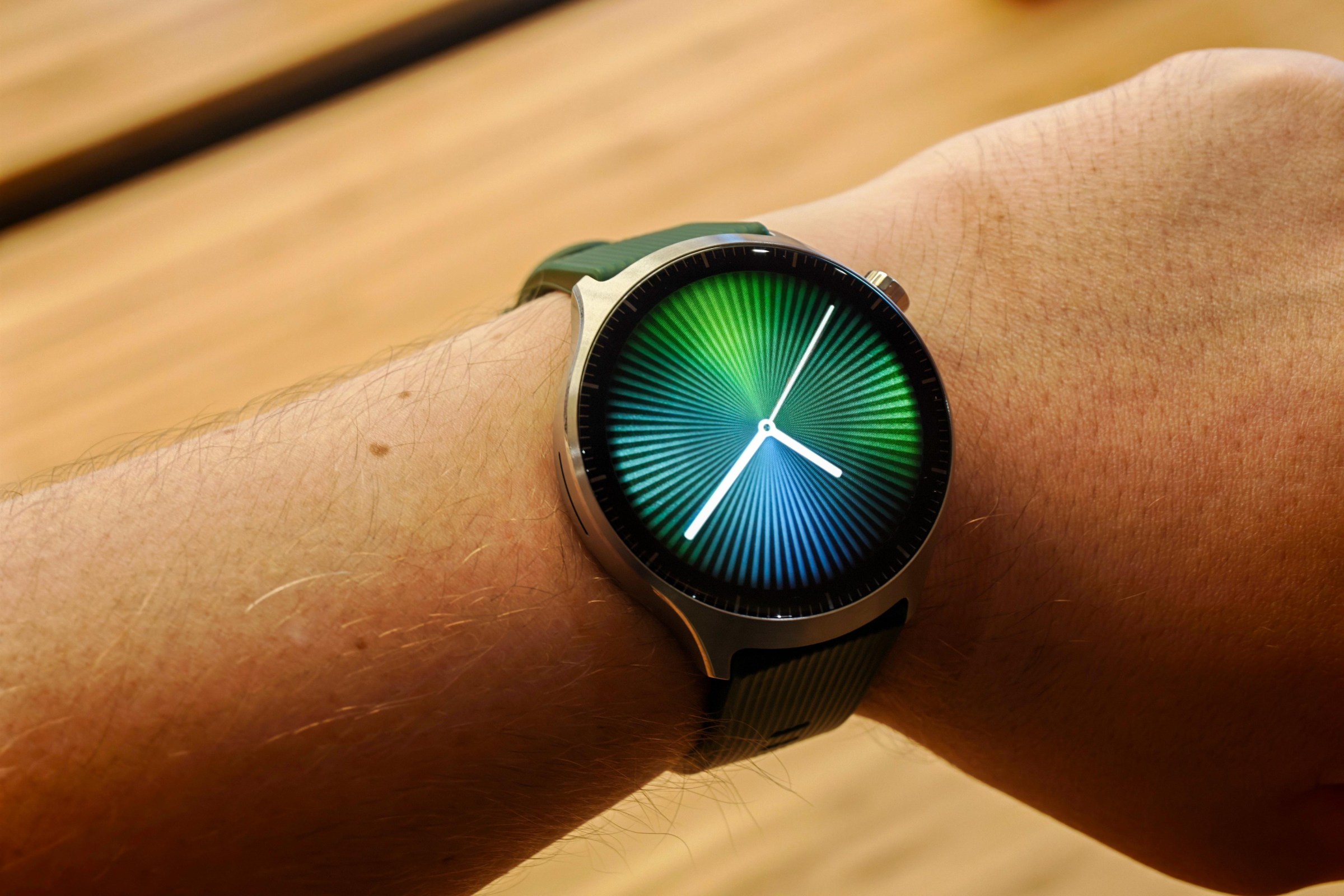 Moto Watch Ultra với thiết kế 46mm và dây đeo đi kèm