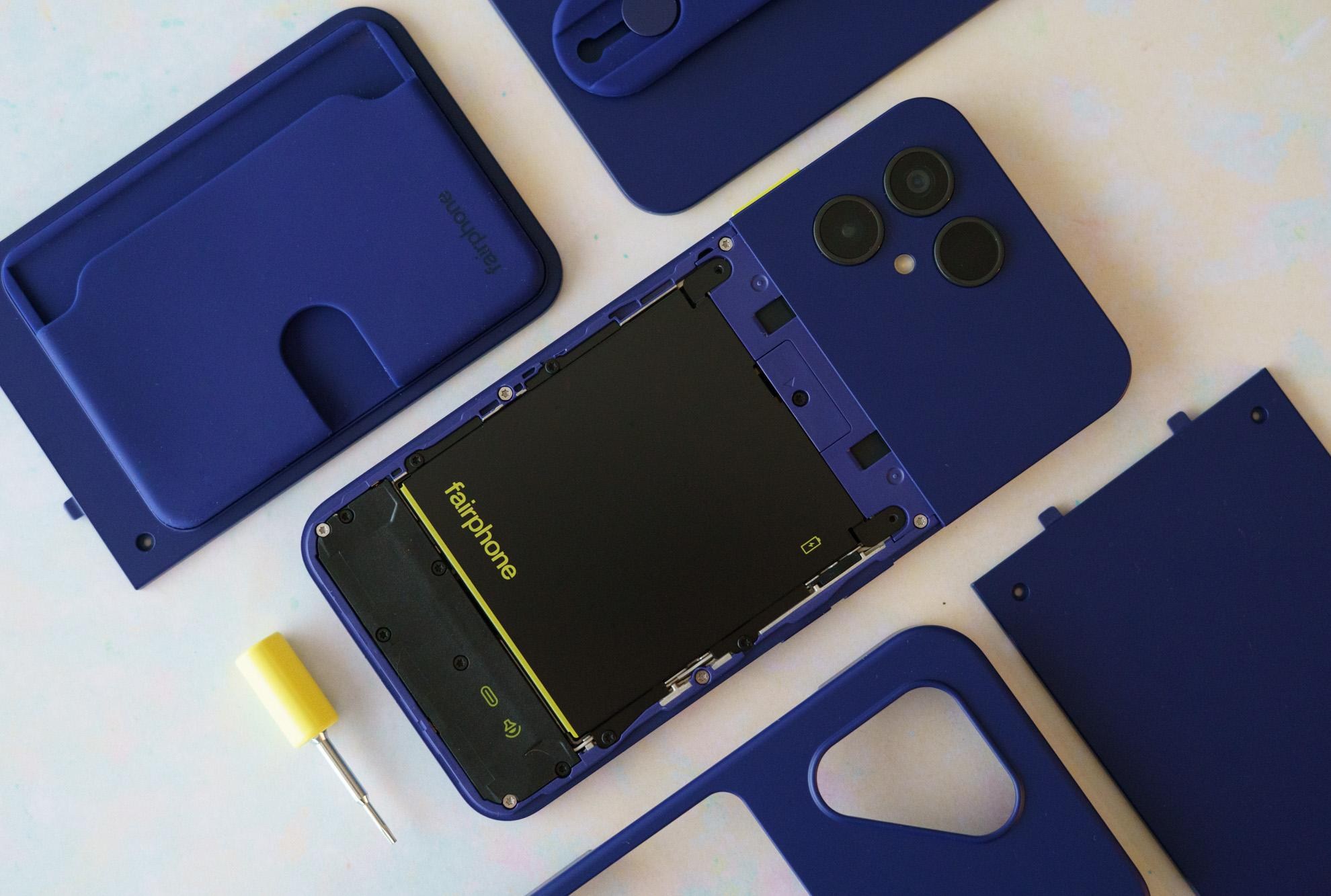 Fairphone 6 Plus nhìn từ mặt lưng với thiết kế module