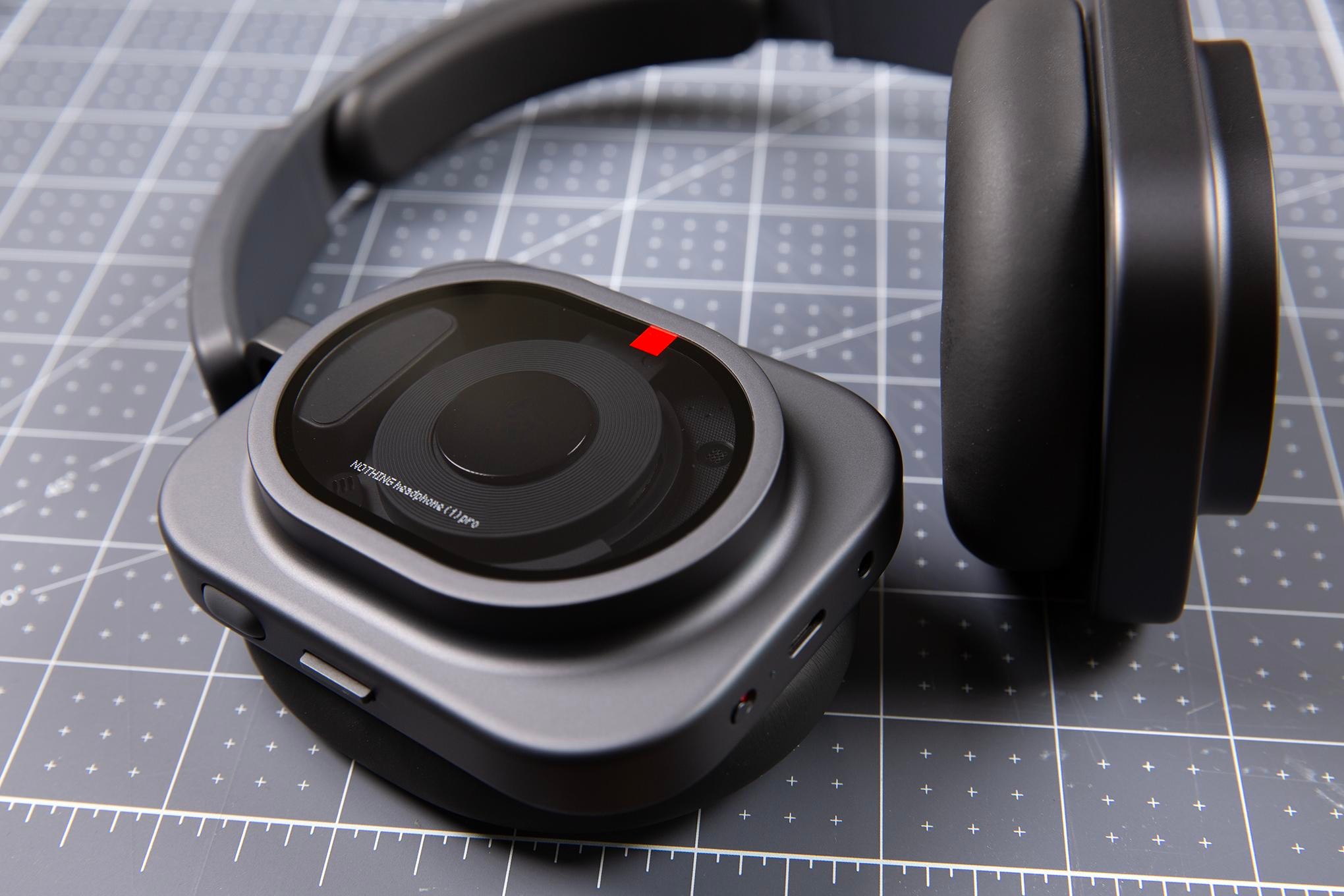 Nothing Headphone 1 Pro giữ nguyên phong cách thiết kế đặc trưng của hãng