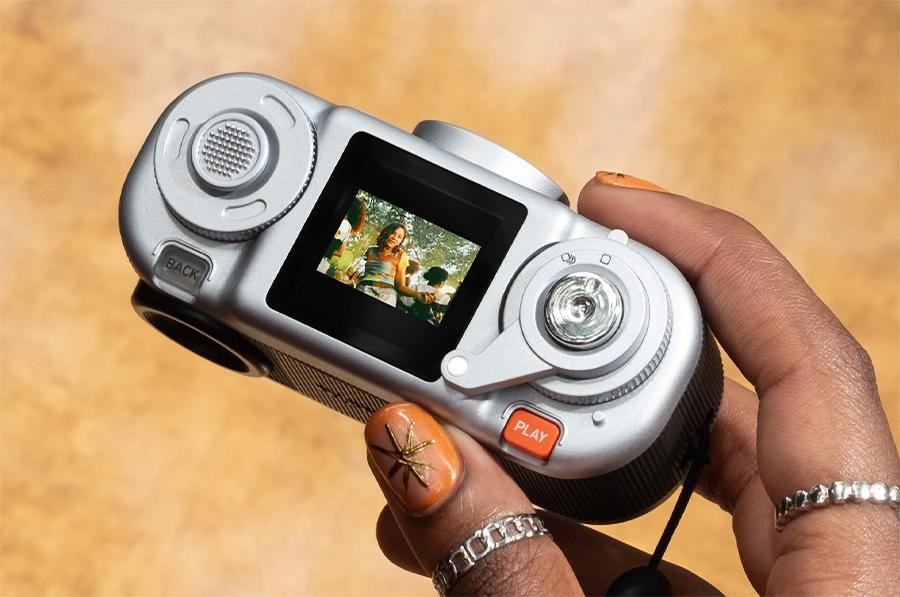 Màn hình LCD và các nút điều khiển trên Instax Pal 2