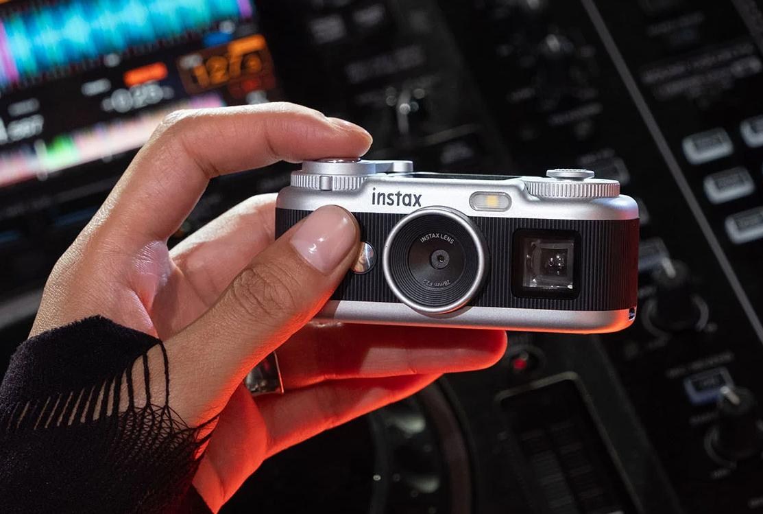 Máy ảnh Fujifilm Instax Pal 2 với thiết kế nhỏ gọn