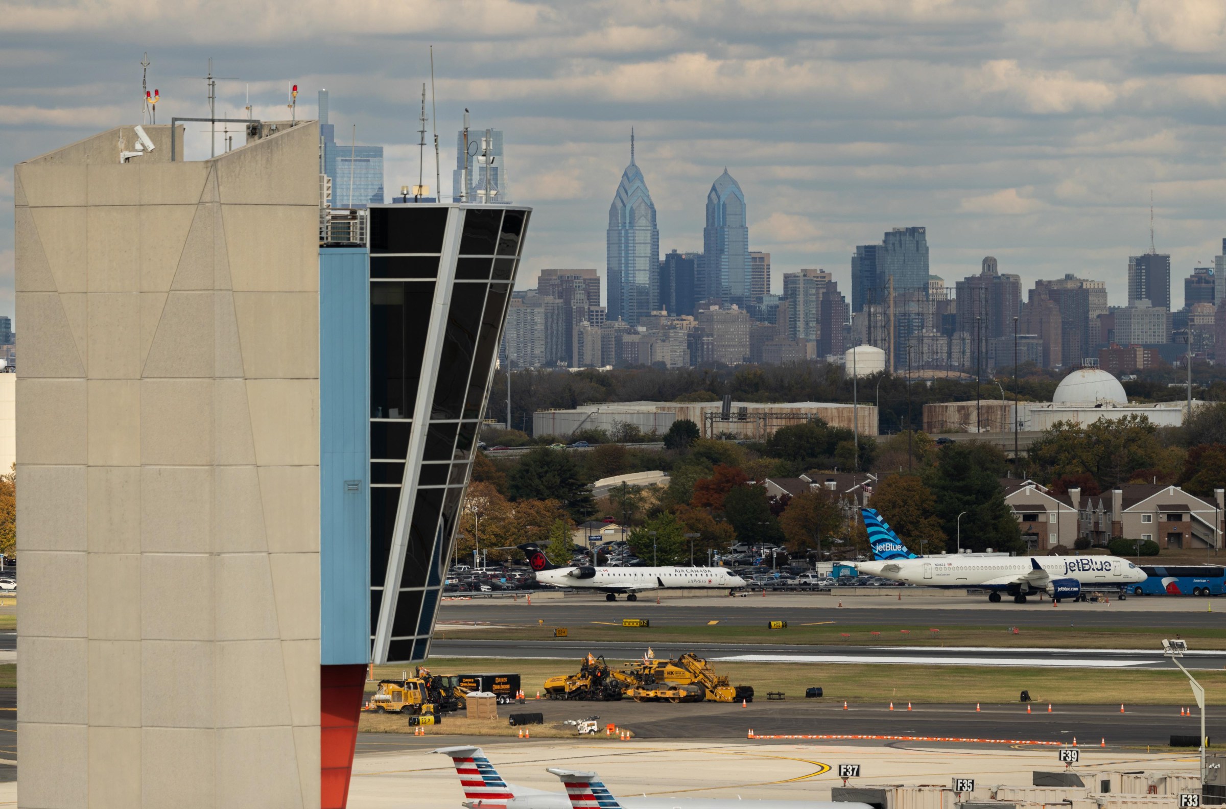 Sân bay Philadelphia International với tháp kiểm soát không lưu của FAA