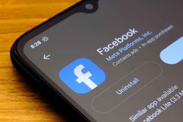 Minh họa logo Facebook trên màn hình điện thoại