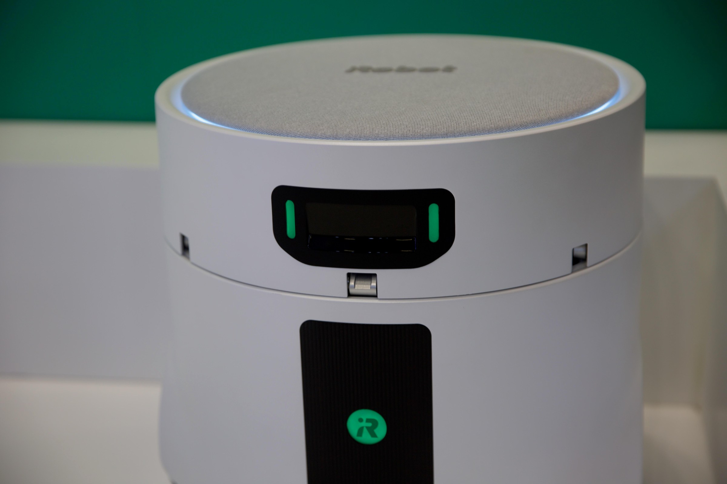 CEO Hao Li trình diễn cơ chế hạ robot phụ