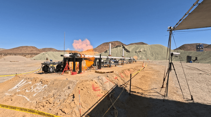 Khẩu pháo nhiều tầng của Longshot được kích hoạt tại bãi thử ở California