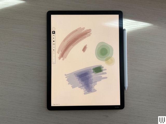 Kindle Scribe Colorsoft trong quá trình vẽ và ghi chú
