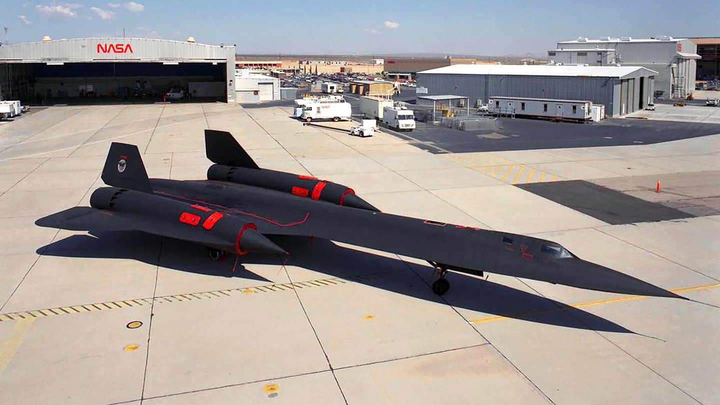 SR-71 Blackbird trong màu hoàng hôn