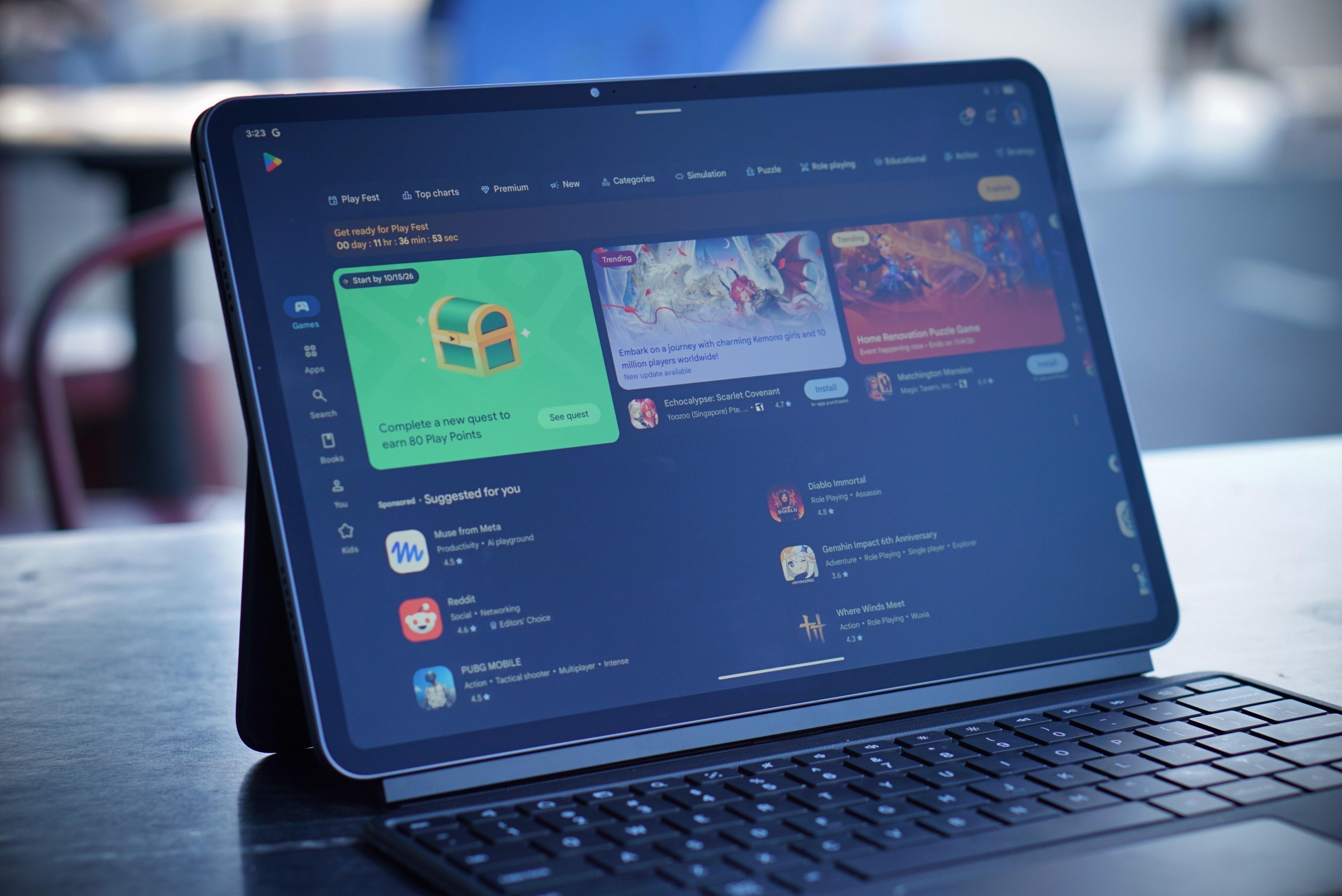 Giao diện Android với các ứng dụng Play Store trên Alexa Tablet