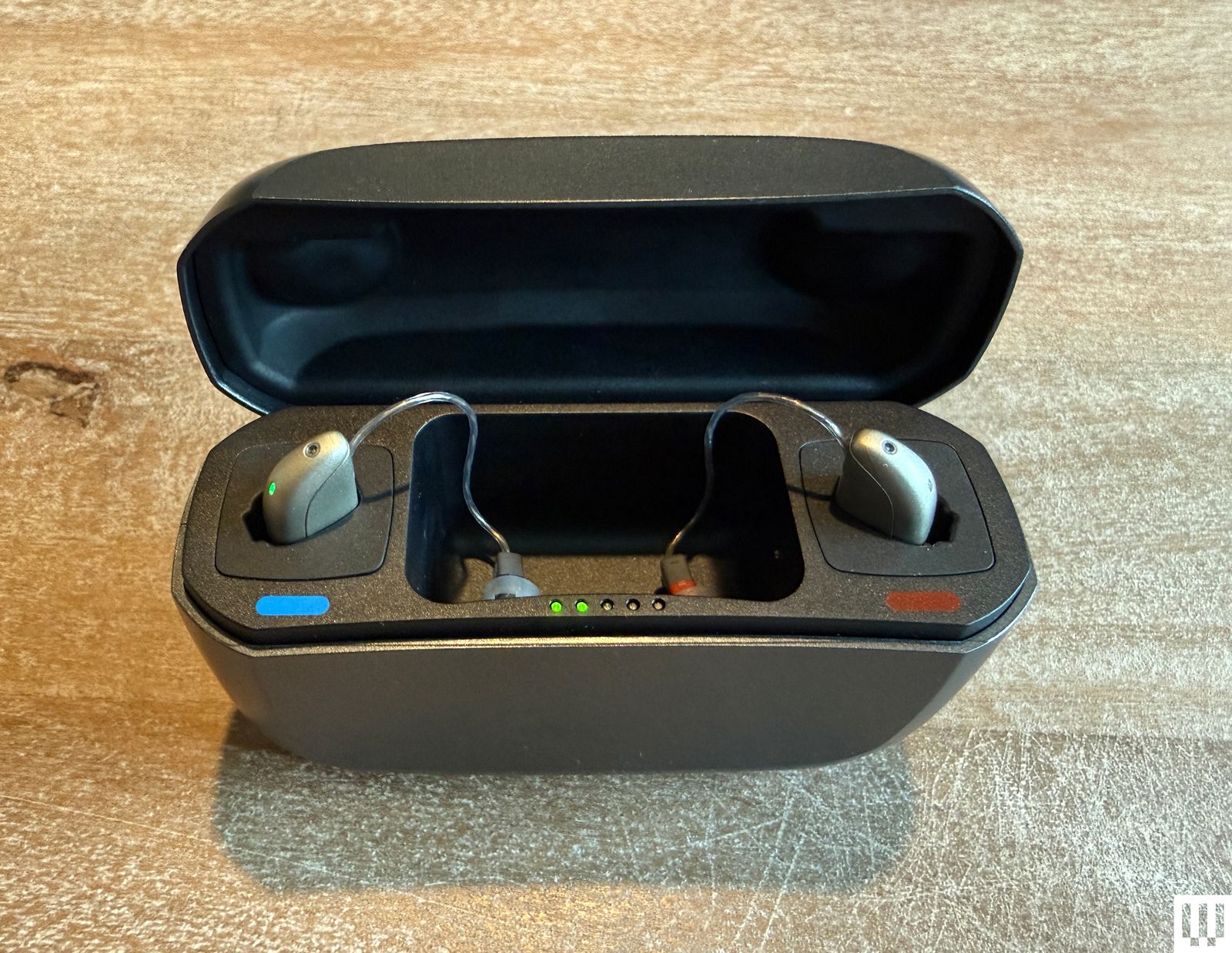 Jabra Enhance Select M3 đặt trong hộp mở