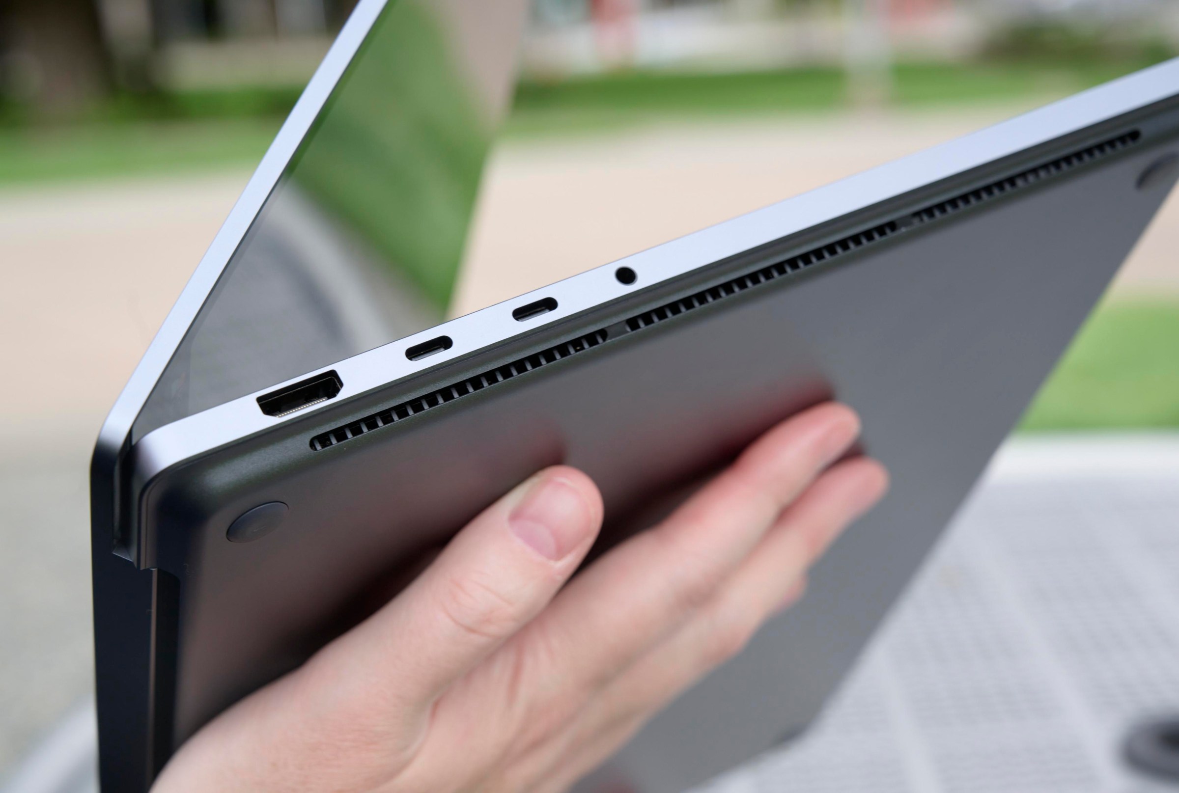 Surface Laptop Ultra chạy game và ứng dụng sáng tạo