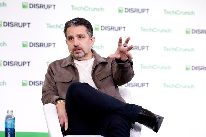 Panos Panay phát biểu tại TechCrunch Disrupt