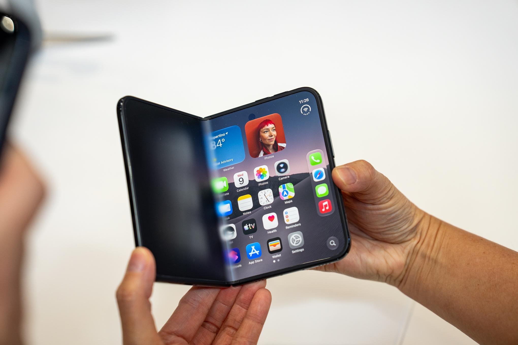 Mặt ngoài của iPhone Duo với màn hình 5.4 inch